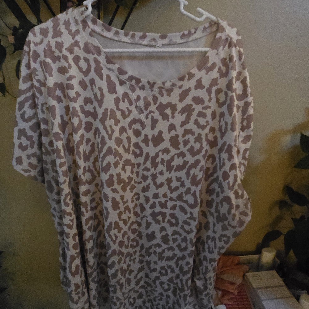 Amazon Essentials Women's Short Sleeve Leopard Print Tee - Pink and White